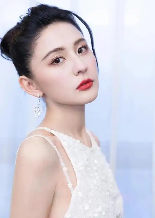 演技精湛的热依扎,美艳动人,魅力无限的写真照!__财经头条