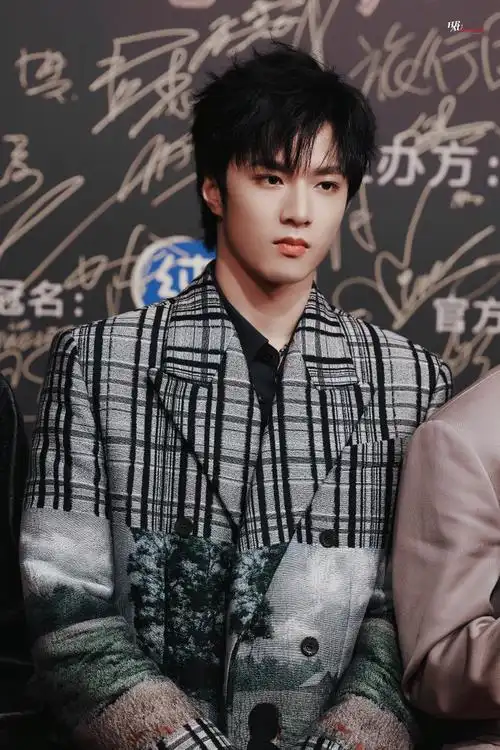 刘耀文blue##微博音乐盛典红毯##躺着听时代少年团的躺着真舒服