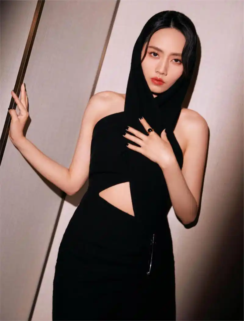 刘惜君身穿黑色长裙,身材高挑,时尚优雅大方[鲜花][鲜花]#气质美女