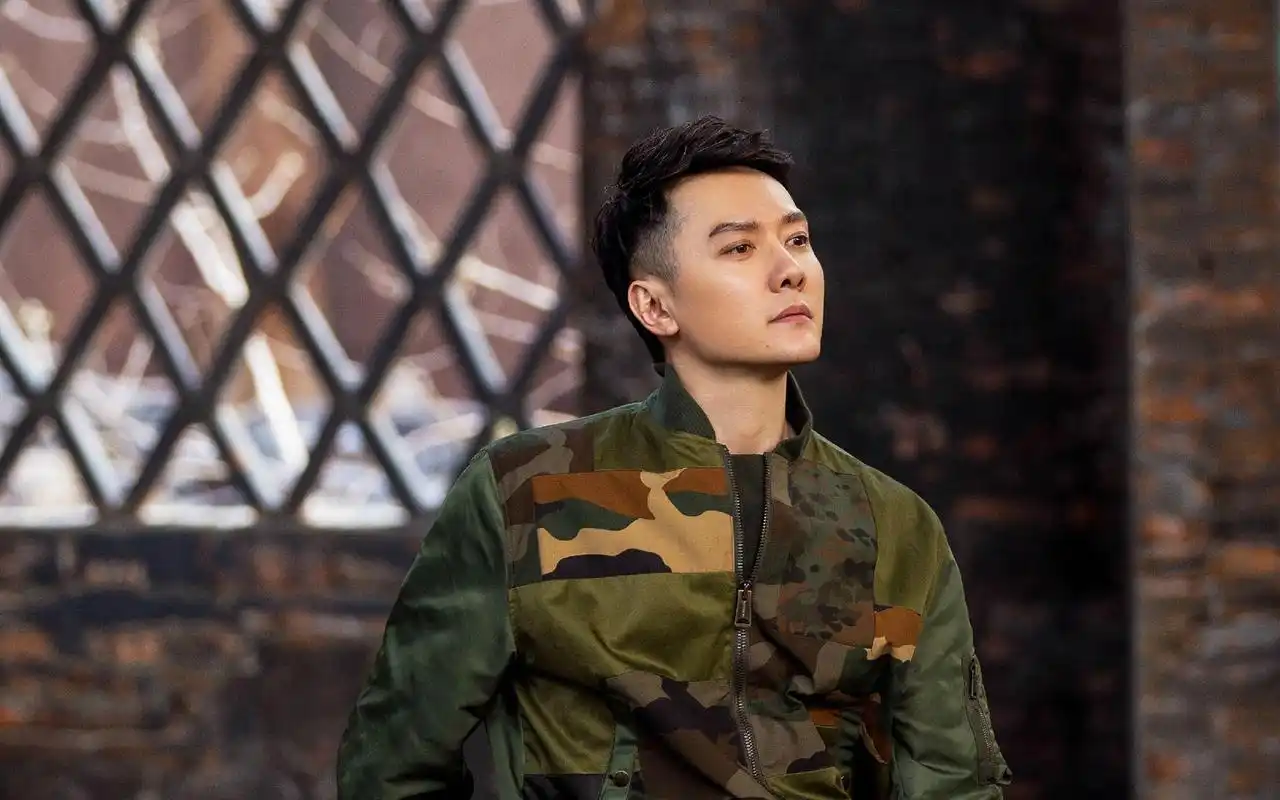 冯绍峰迷彩夹克帅气图片桌面壁纸