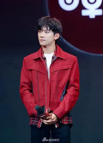 易烊千玺穿红装挺拔有型