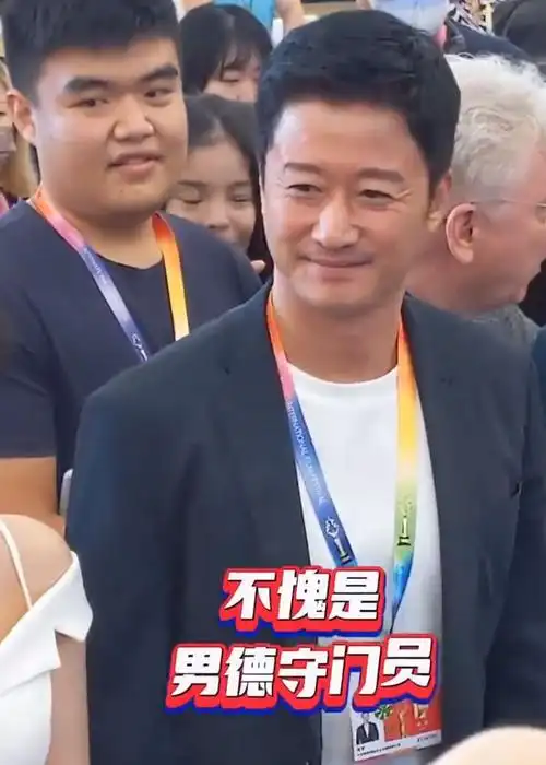 吴京遭低胸装辣妹强行挽手两次甩手挣脱拒绝获称赞男德守门员
