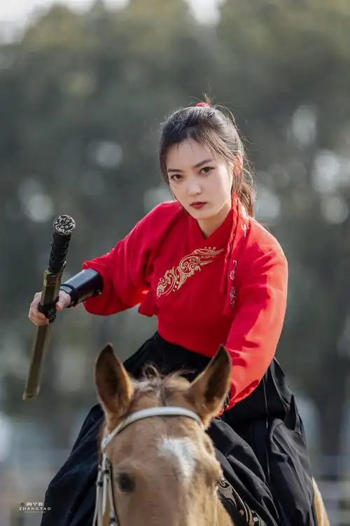 策马扬鞭女侠客