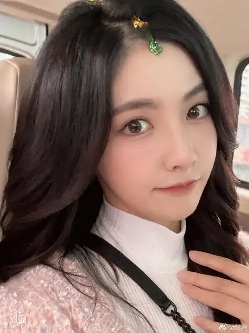 赵粤六宫格比耶自拍