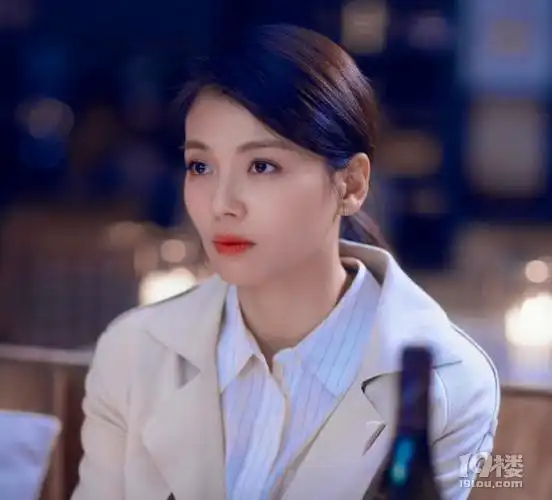 刘涛运动装在家锻炼,宽松舒适,看上去平平无奇,身材无人能比