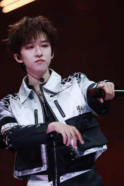 贺峻霖一天彩色气球舞台