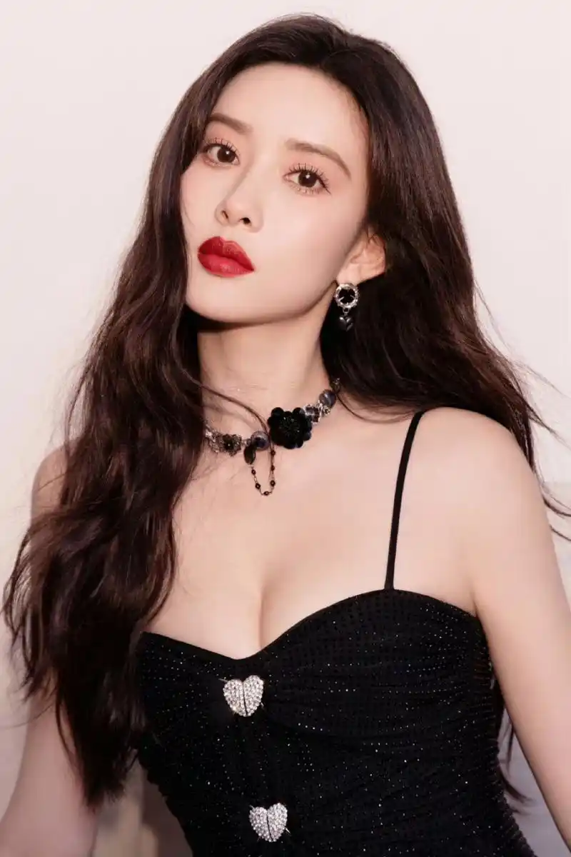 孟子义,一位清秀典雅,青春靓丽的女孩,她的性格活泼可爱,总是带着甜美