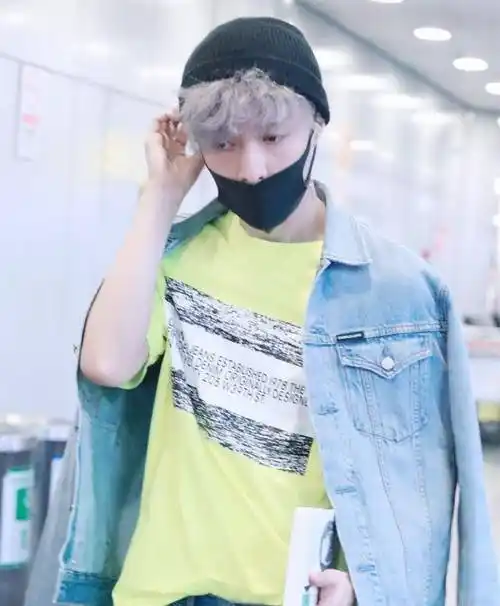 张艺兴酷爱荧光绿?搭配牛仔外套,清新又时髦!_造型_橙色_小狐狸