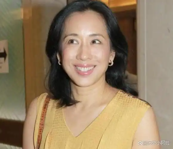 朱玲玲离婚时"净身出户",她的一生都在为长子霍启刚铺路