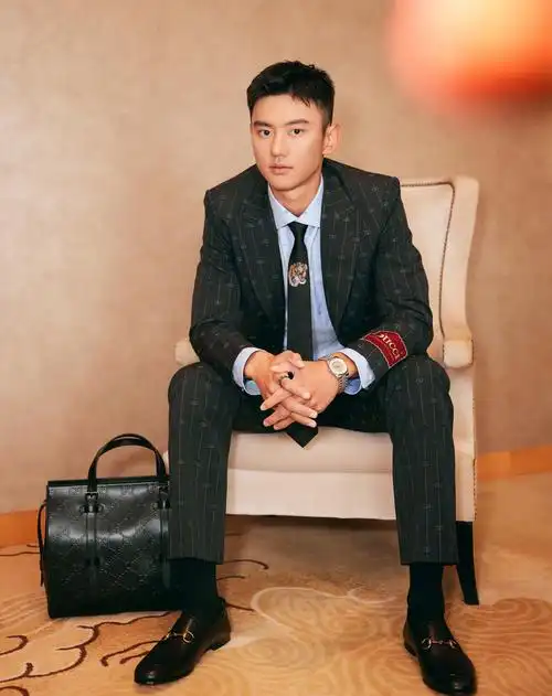 宁泽涛亮相奢侈品店!穿大牌西装搞推广,运动员都爱转型当明星?_好身材