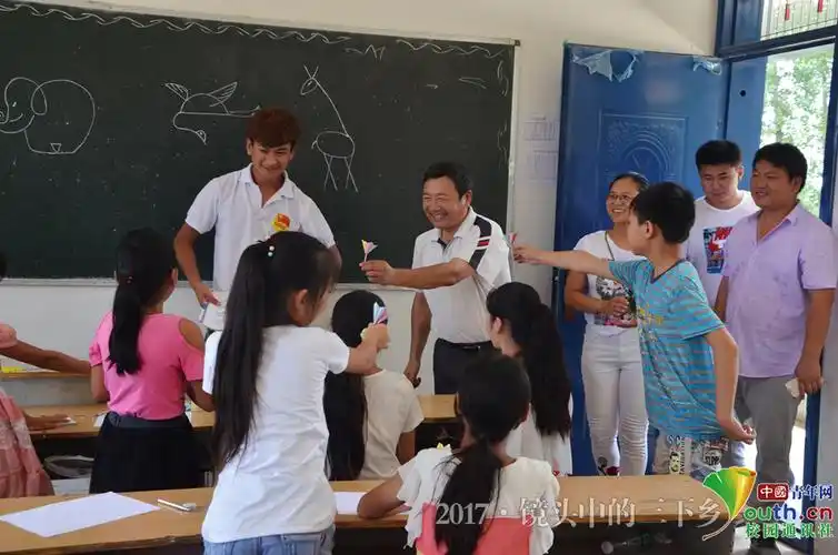 中国青年网河南大学生三下乡爱心支教情暖留守儿童