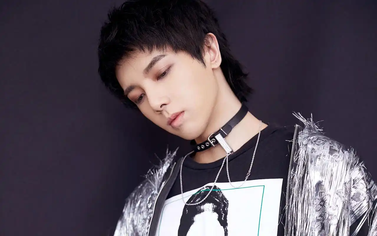 华晨宇帅气图片桌面壁纸