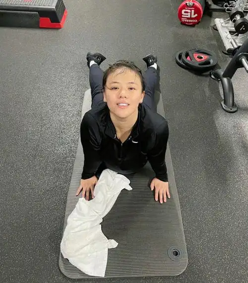 34岁马思纯减肥太卖力(满头大汗发黏一脸怕长胖碗里没有一点肉) - 品