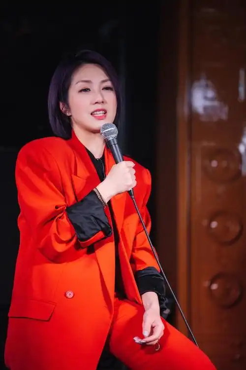 杨千嬅身穿红色廓形西装飒爽利落而短袖配休闲长裤更显年轻