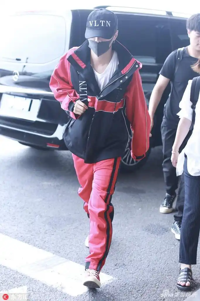 组图:张艺兴红黑运动套装酷劲十足 助理贴身保护严防死守_高清图集