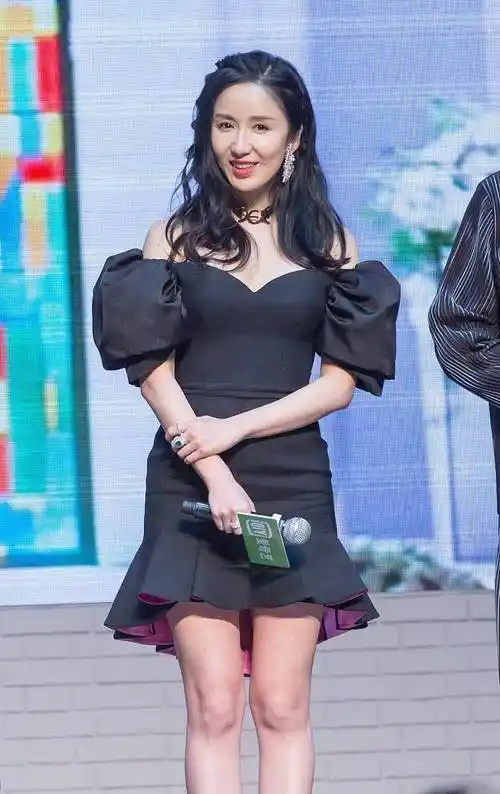 娄艺潇的脸不能离近了看,不仅有气质,还让人"上瘾"_身材_款式_的设计