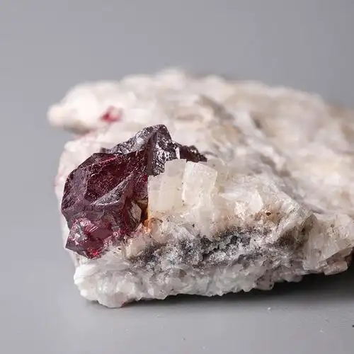 辰世原矿矿石朱砂透光晶体矿标收藏级辰砂石摆件