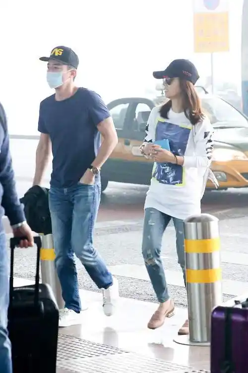 林心如霍建华惹争议!带女儿去日本海边游玩,一家三口罕同框