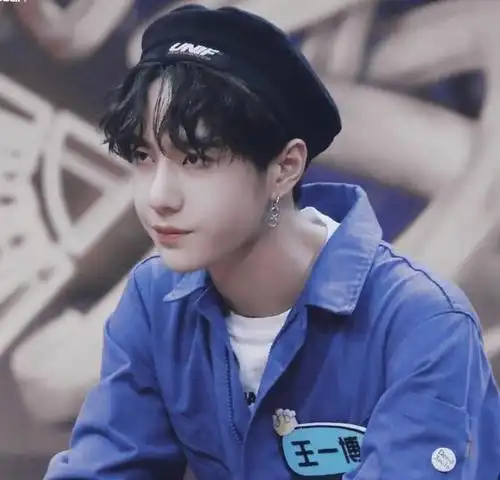 男人精致起来,比女人更美,肖战,王一博贝雷帽新造型,太惊艳