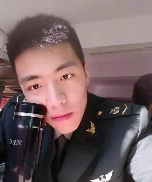 中国军人18岁照片曝光每张都超有看头