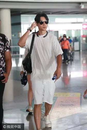 魏晨脚穿米白色系带休闲运动小白鞋.  图片来源:mk/视觉中国