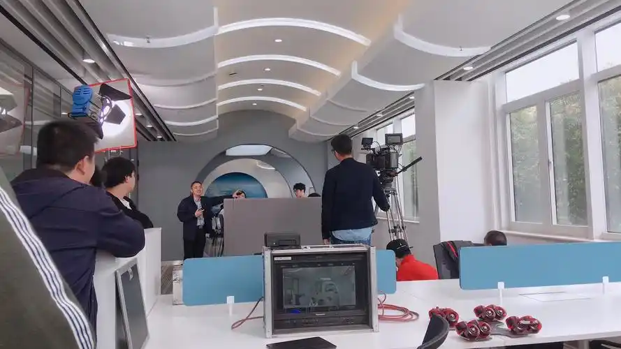 朝九晚五,对于影视工作者一起无缘,离得很远,出于对专业的热爱,我们