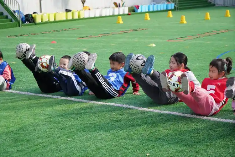 快乐运动 快乐成长-- 万商古城幼儿园趣味足球课开课