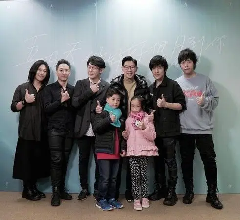 女儿指冠佑海报喊爸爸品冠带去五月天演唱会看本人好好分辨