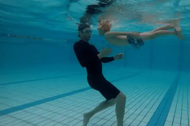 邓超教等等游泳遭孙俪调侃美人鱼和一大条黑鱼