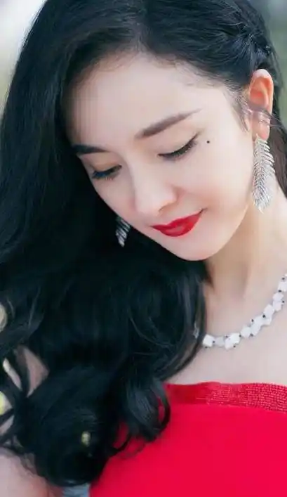 同是泪痣美人:躲过了张嘉倪,逃过了迪丽热巴,却被鞠婧祎留住!