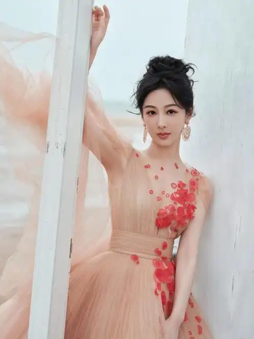 杨紫美艳登场一款仙气长裙成湖南卫视跨年晚会上时尚潮流