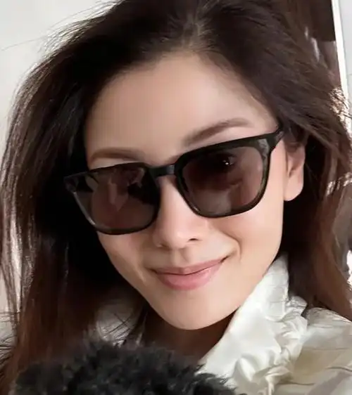 李嘉欣晒自拍照怼脸拍状态佳新妆容混血感好明显