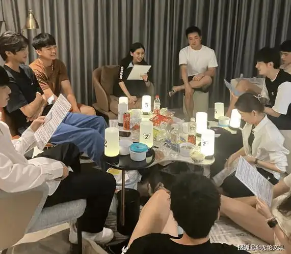 众多男模陪玩,baby当众抽烟被偷拍,店家紧急声明致歉_视频_明星_剧本