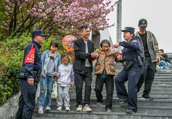 4月5日,安徽省马鞍山市和县公安局民警在西梁山革命烈士纪念馆前帮助