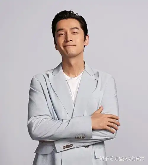 虽然失去了一脸的胶原蛋白,但胡歌依旧笑容灿烂,笑