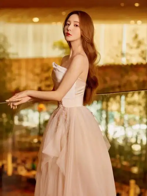 queens palace star靳梦佳身着queens palace香槟色高定礼服【le
