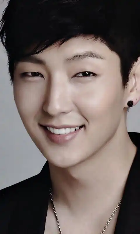 求李准基高清的图片,我想用来做手机壳,所以越高清越好!