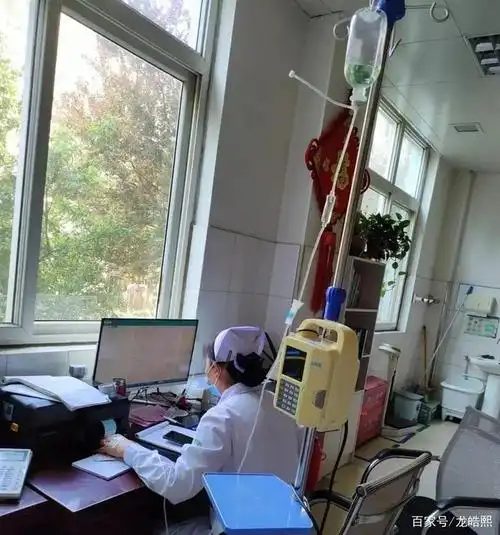 河南省滑县人民医院"最美背影"工作照走红朋友圈!