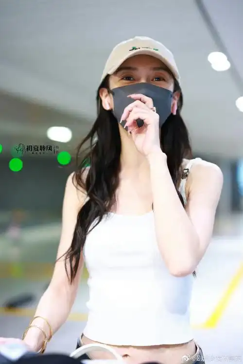 白色吊带#angelababy今日机场路透,白色吊带造型清爽十足,好细的腰啊