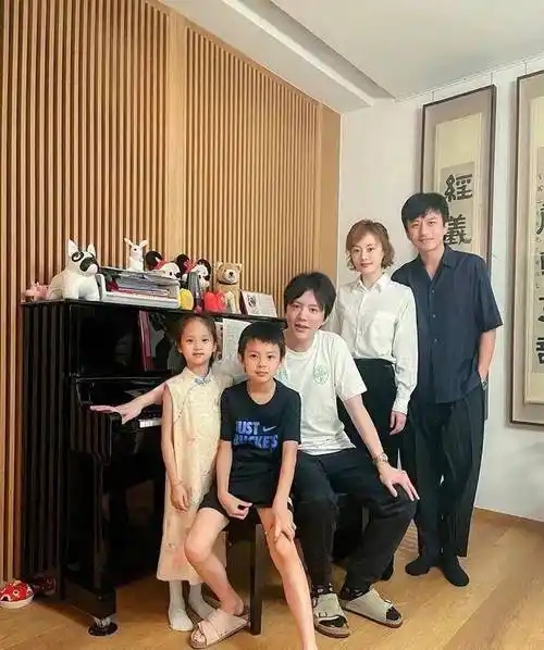 邓超孙俪基因太强大,一家四口合影流出,儿子五官和妈妈一模一样