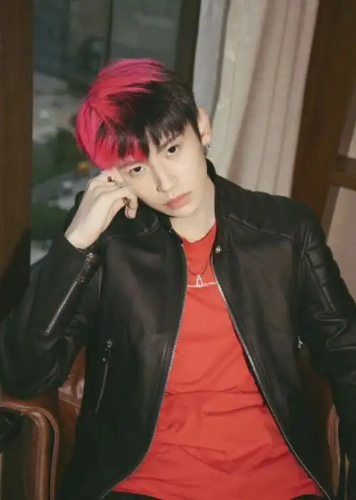 原创小鬼王琳凯解锁新发色粉黑发型搭红黑套装碰撞独特个性化色彩