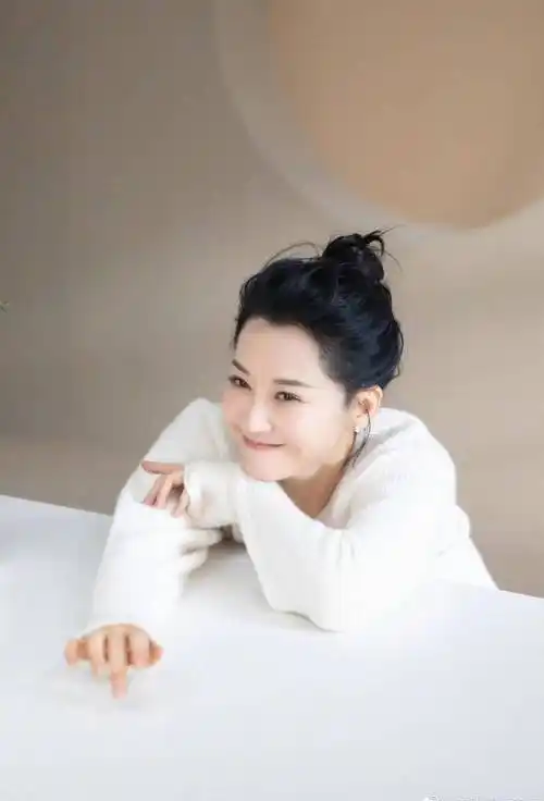 许晴在社交平台发布一组工作花絮图,图中她身穿白色毛衣笑容灿烂,尽显