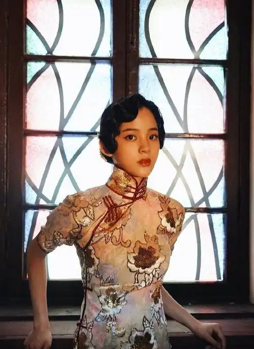 欧阳娜娜晒17岁旗袍照,配复古盘发显老气,被吐槽偷穿大人的衣服