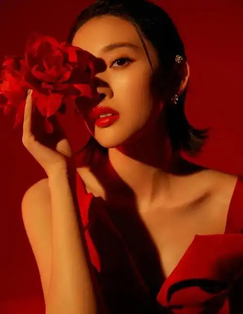 唐艺昕身着红色礼服,红色光影迤逦梦幻,手持繁花瑰丽婀娜