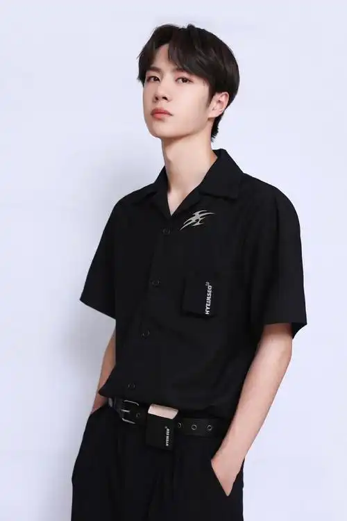 一身黑的休闲风穿搭,酷酷的王甜甜尽显迷人风采王一博作为一个酷盖boy