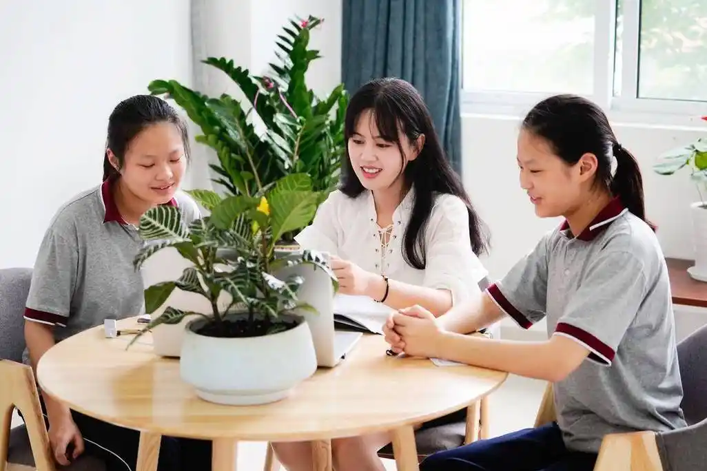 现如今,校园空间规模和人们对教育资源需求之间的矛盾日益突出