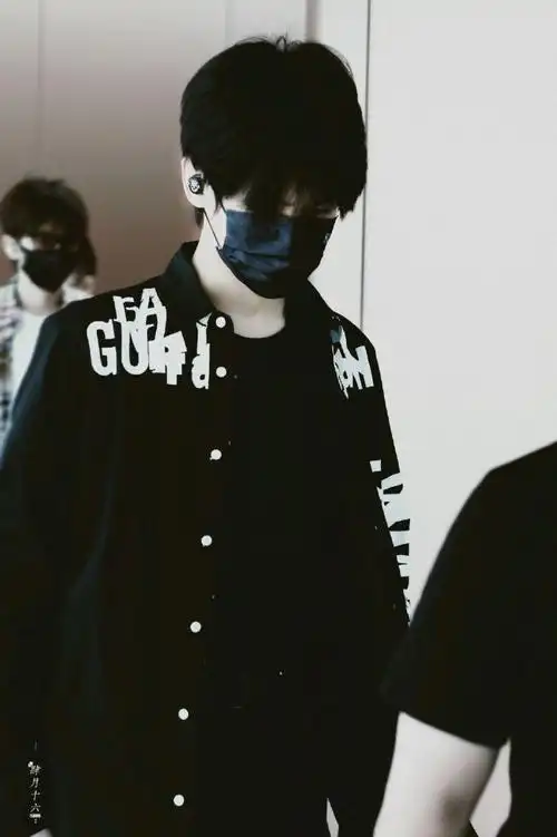 张真源顺毛全黑机场造型