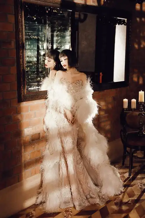 微博之夜##迪丽热巴 复古名伶##迪丽热巴复古波波头羽毛披风造型