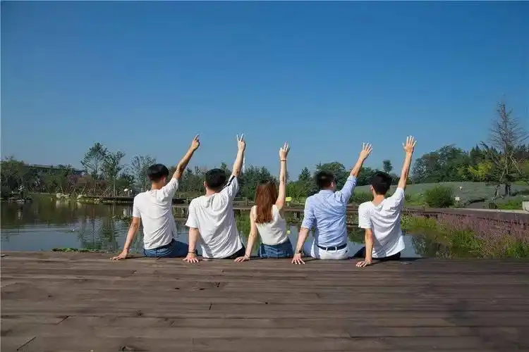 没有手势的"背影式"合影如果你按照上面的这些姿势拍合影,肯定会拍出