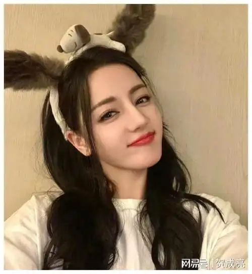 迪丽热巴晒四宫格捂脸卖萌照喊话开工大吉